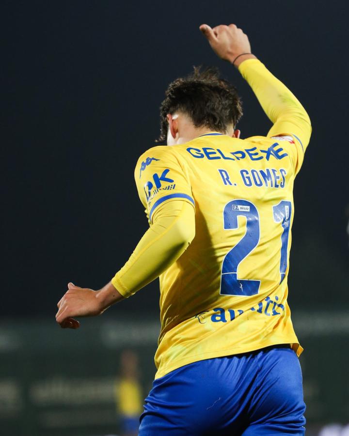 清晨葡萄牙体育备战葡超,造点机会细节曝光,压力陡增,临场指挥获称赞 清晨葡萄牙体育备战葡超,造点机会细节曝光,压力陡增,临场指挥获称赞